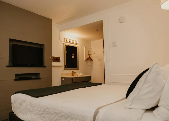 The Brooks Hotel Restaurant And Lounge